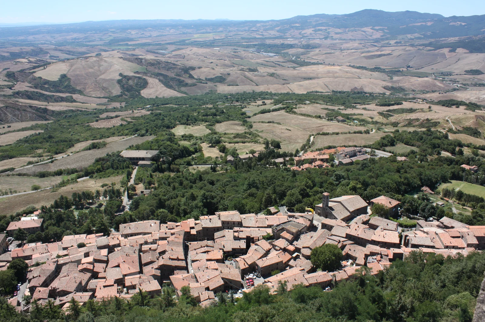 Radicofani y los campos de la Toscana vistos desde lo alto