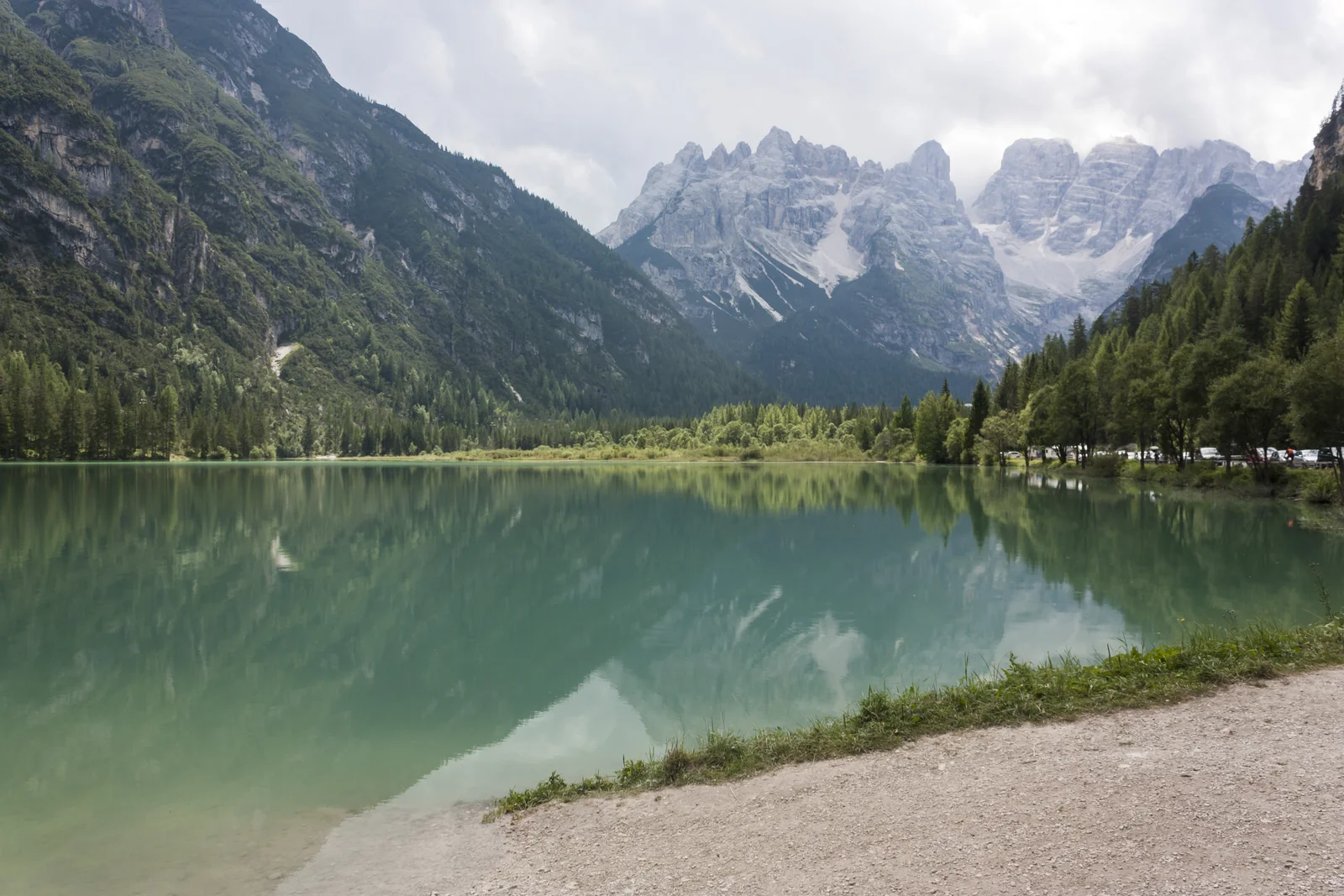 Lago turquesa y montañas de las Dolomitas, fotografía del viaje por Italia.