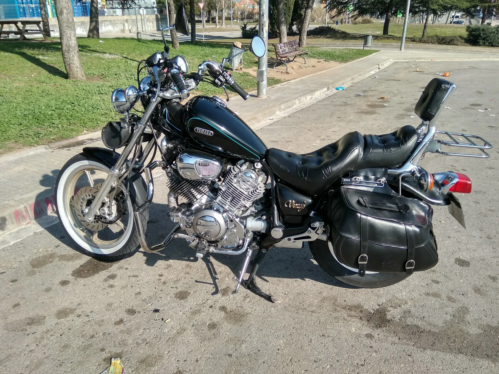Mi Yamaha XV1100 Virago de 1991, con alforjas y respaldo.