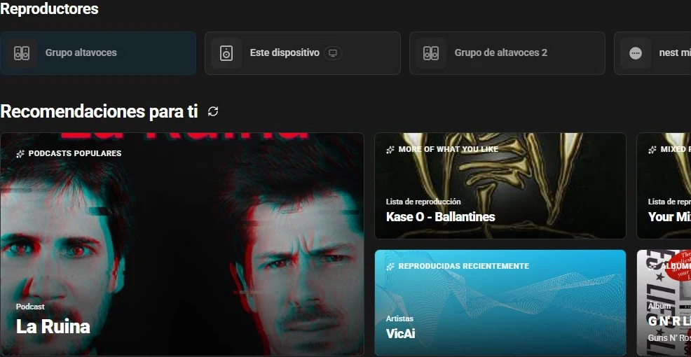 Interfaz real de Music Assistant con reproductores y recomendaciones de biblioteca.